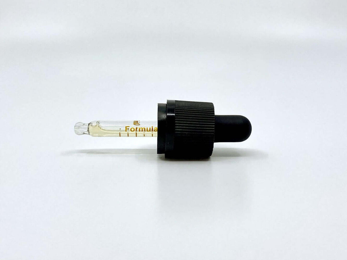 Pipette med CBD olie i olivenolie på hvid baggrund