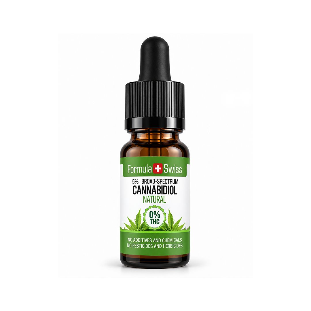 10 ml ravfarvet glasflaske med pipette fra Formula Swiss med 5 % bredspektret naturlig CBD olie, sort pipettehætte og hvid-grøn etiket med cannabisblad på hvid baggrund.