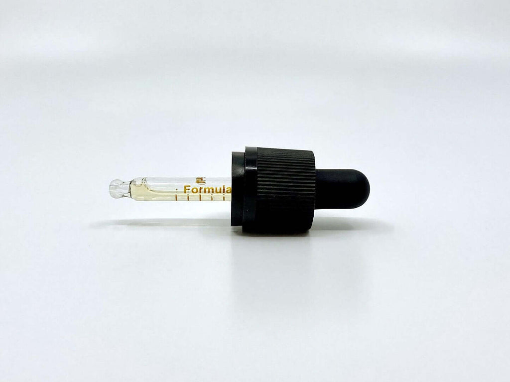 pipette til naturlig CBD olie, hvid baggrund