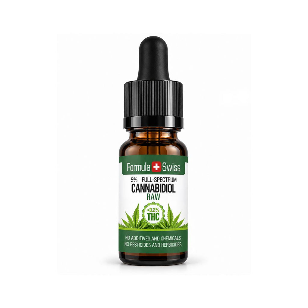 10 ml ravfarvet glasflaske med pipette fra Formula Swiss med 5 % fuldspektret Cannabidiol Raw CBD olie, sort pipettehætte og hvid etiket med grønne detaljer og cannabisblad.